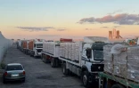 Des camions chargés d’aide humanitaire, du côté égyptien du passage de Rafah, attendent d'entrer dans la bande de Gaza le 15 octobre 2025