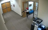 Une image provenant d'une caméra de vidéosurveillance montre l'auteur présumé de la tuerie dans une école primaire de Nashville, dans l'Etat américain du Tennessee, le 27 mars 2023