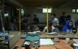 Des étudiants afghans se forment à la joaillerie dans une classe de l'Institut Turquoise Mountain, à Kaboul, le 18 juillet 2017