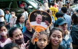 La foule se masse devant la cathédrale de Jakarta après l'arrivée du pape François, le 4 septembre 2024
