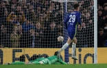 Le milieu de terrain allemand de Chelsea Kai Havertz réduit le score (2-1) avant la mi-temps face au gardien belge du Real Madrid, Thibaut Courtois, lors du quart de finale aller de la Ligue des Champions, le 6 avril 2022 au Stade de Stamford Bridge