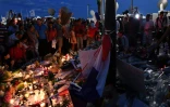 Fleurs, bougies et drapeau tricolore le 15 juillet 2016 sur la Promenade des Anglais Ă Nice en hommage aux victimes de l'attentat du 14 juillet