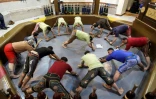 Séance d'entrainement au sein d'un gymnase traditionnel "zourkhaneh", le 27 février 2018, à Téhéran