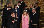 L'équipe du film "Spotlight" reçoit un Oscar, lors de la remise des prix à Hollywood le 28 février 2016