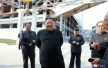 Le dirigeant nord-coréen Kim Jong Un (centre) lors de l'inauguration d'une usine d'engrais à Sunchon (Corée du Nord) le 1er mai 2020, sur une photo transmise par l'agence de presse nord-coréenne KCNA le 2