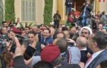 Bain de foule pour le Premier ministre libanais Saad Hariri devant son domicile, dans le centre-ville de Beyrouth, le 22 novembre 2017