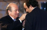 Le président de la Fifa Sepp Blatter et Michel Platini tout juste entré au Comité exécutif de la Fifa, le 29 mai 2002 à Séoul