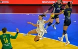 L'arrière droite française Laura Flippes marque un but face à la Suède, lors de leur quart de finale du Mondial-2021, le 15 décembre 2021 à Granollers (Espagne)