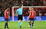 L'arbitre Georgi Kabakov donne un carton rouge au Lillois Ethan Mbappé (à droite) lors du match de C1 contre le Bétis Séville dans le stade Pierre Mauroy de Villeneuve d'Ascq le 8 septembre 2026 en France