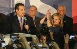 Ted Cruz applaudi par sa femme Heidi et ses partisans après avoir remporté la primaire républicaine le 1er février 2016 à Des Moines dans l'Iowa