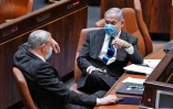 Le Premier ministre Benjamin Netanyahu (droite) et son ancien rival Benny Gantz lors de la prestation de serment de leur gouvernement d'union, le 17 mai 2020
