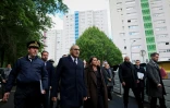 Le ministre de l'Intérieur, Laurent Nuñez (2e g), le préfet de la région Pays de la Loire, Fabrice Rigoulet-Roze (g), et la maire de Nantes, Johanna Rolland (c), arrivent dans le quartier de Port-Boyer au lendemain d'une fusillade qui a tué un adolescent de 15 ans, le 15 mai 2026 à Nantes