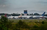 Des avions sont immobilisés sur le tarmac de l'aéroport Iskandar Muda, à Blang Bintang, en Indonésie, le 6 septembre 2026