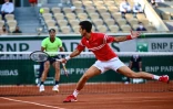 Le Serbe Novak Djokovic, au filet face à l'Espagnol Rafael Nadal, lors de leur demi-finale, le 11 juin 2021 àRoland-Garros