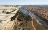 Vue aérienne de talus miniers () près du quartier de Snake Park, à Soweto, le 30 mai 2025 en Afrique du Sud