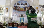 Un ouvrier prend une photo à l'intérieur de la basilique Notre-Dame d'Afrique à Alger, le 12 avril 2026