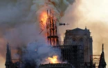 La flèche de Notre-Dame, en flammes, s'effondre pendant un terrible incendie qui a ravagé la cathédrale, le 15 avril 2029 à Paris