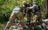 Des combattants ukrainiens installent un lance-mortier sur la ligne de front, dans la région de Donetsk, le 22 août 2022