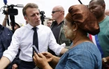 Emmanuel Macron parle avec une habitante à Tsingoni, à Mayotte, le 20 décembre 2024