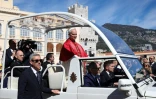 Le pape Leon XIV dans sa "papamobile" à Monte-Carlo, le 28 mars 2026, lors d'une visite éclair à Monaco