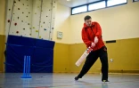 Brian Mantle, président de la fédération allemande de cricket mène une session d'entraînement à Essen, le 30 avril 2016