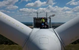 Des mineurs participent à une formation à l'exploitation d'éoliennes avec un instructeur, au parc éolien de Gorzyca, dans l'ouest de la Pologne, le 8 juillet 2026
