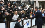 Le Premier ministre britannique, David Cameron (d) s'adresse aux médias à son arrivée au Conseil européen à Bruxelles, le 17 décembre 2015