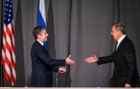 Le secrétaire d'Etat américain Antony Blinken (gauche) et le ministre des Affaires étrangères russe Sergueï Lavrov (droite) lors d'une rencontre à Stockholm en Suède, le 2 décembre 2021