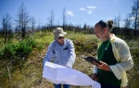 Le forestier Elias Apostolidis  et Elias Tziritis, du WWF, sur l'île d'Evia le 16 juin 2022