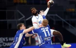 L'ailier droit français, Dika Nem tire malgré les défeneurs islandais, lors du Mondial de handball, le 22 janvier 2021 dans la Ville du 6 Octobre, un faubourg proche du Caire