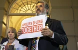 Un élu démocrate, Juan Vargas manifeste pendant une réunion de Donald Trump avec des parlementaires républicains au Capitole le 19 juin 2018 
