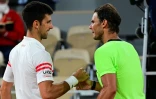 Le Serbe Novak Djokovic (gauche) et l'Espagnol Rafael Nadal se serrent la main après leur match, en demi-finale du tournoi de Roland-Garros, le 11 juin 2021 à Paris 