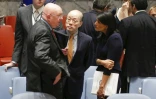 L'ambassadrice des Etats-Unis à l'ONU, Nikki Haley (d) s'entretient avec 
ses homologues russe, Vasily Nebenzya (g) et chinois Liu Jieyi (c) après une réunion du Conseil de sécurité sur la Corée du Nord, le 4 septembre 2017 à New York