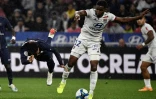 Le milieu brésilien de l'Olympique lyonnais Thiago Mendes à la lutte avec l'attaquant du Paris Saint-Germain Neymar lors du match de Ligue 1 entre les deux équipes à Décines-Charpieu le 22 septembre 2019.