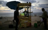 Mohammed Abou Assi dans sa cahute du bord de plage, le 2 septembre 2015 à Gaza