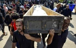Des Irakiens portent le cercueil d'un manifestant mort la veille à Bagdad, lors de ses funérailles à Najaf, le 26 octobre 2019