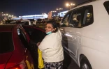 La Péruvienne Zoila Lecarnaque Saavedra, expulsée de Hong Kong, monte en voiture pour rentrer chez elle, après son arrivée à l'aéroport de Lima, le 4 juin 2022