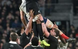 Le deuxième ligne néo-zélandais Tupou Vaa'i (c.) prend le ballon en touche lors du premier test international de rugby de la tournée d'été entre la Nouvelle-Zélande et la France, à Dunedin, le 5 juillet 2025