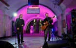 La rock star Bono, leader du groupe U2 et le guitariste "The Edge" dans le métro de Kiev, le 8 mai 2022
