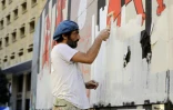 Un artiste et militant libanais Selim Mawad retouche ses peintures le 6 novembre 2019 à Beyrouth