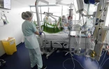Une salle de réanimation pour un patient atteint du Covid-19 dans une unité d'urgence de l'hôpital universitaire de Strasbourg, le 22 octobre 2020