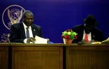 Le président sud-soudanais Salva Kiir (d) et son rival Riek Machar signent des accords, le 5 août 2018 à Khartoum, au Soudan