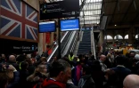 17 trains Eurostar ont dû être annulés: 5 Paris-Londres, 4 Londres-Paris, 4 Bruxelles-Londres et 4 Londres-Bruxelles, a indiqué une porte-parole d'Eurostar. Des passagers dans l'attente d'informations à Gare du Nord à Paris