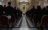 Cette photo prise et diffusée le 6 mai 2025 par Vatican Media montre le serment des officiers et des employés du Conclave au Vatican