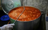 Les cuisines d'une soupe populaire du quartier Puerta de Hierro, à La Matanza, banlieue pauvre de Buenos Aires, le 12 avril 2021