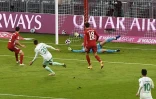 Le gardien du Bayern Manuel Neuer encaisse un but du milieu du Werder Maximilian Eggestein, le 21 novembre 2020 Ă Munich