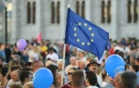 Un manifestant brandit un drapeau européen à une manifestation anti-Orban, le 21 avril 2018 à Budapest
