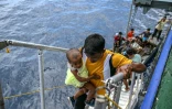 Des passagers montent à bord  du ferry Kalighat, l'unique lien entre Chowra et Car Nicobar, deux minuscules morceaux de l'archipel indien des Andaman-et-Nicobar, en plein cœur de l'océan Indien, le 30 mars 2026
