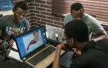Des dessinateurs travaillent sur des projets de bandes dessinées dans les bureaux de Comic Republic, une start-up africaine s'étant donné pour mission de fabriquer des super-héros capables de rivaliser avec Iron Man, Batman et Spiderman, le 8 janvier 2016 à Lagos, au Nigeria