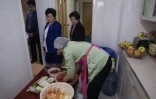 Yu Yang Hui prépare du kimchi à Pyongyang, le 17 novembre 2017
